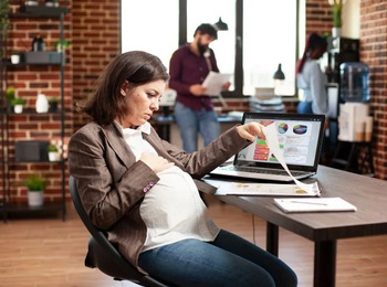 Justiça Federal garante salário-maternidade a mãe demitida na pandemia por até 24 meses