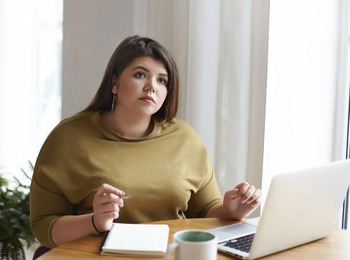 Empresa é condenada a indenizar funcionária por assédio moral e gordofobia