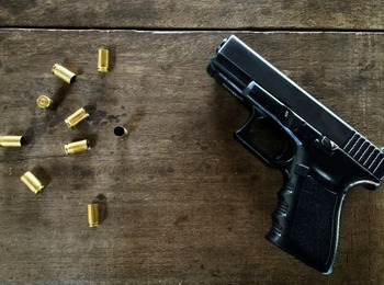 STJ determina indenização a familiares de segurado morto ao brincar com arma de fogo