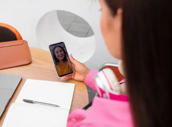 TST mantém reversão de justa causa de auxiliar por vídeos irônicos no trabalho