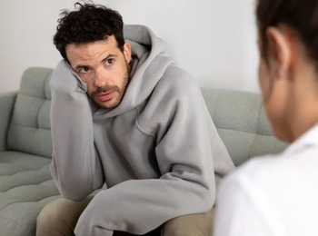 Clínica psiquiátrica é condenada a indenizar vizinhos após paciente invadir residência