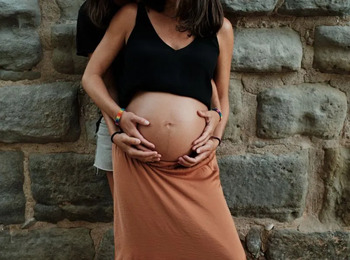 TRT2 garante estabilidade à mãe não gestante em união homoafetiva após julgamento de embargos