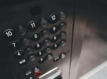 Condomínio deve indenizar mulheres por demora em resgate de elevador