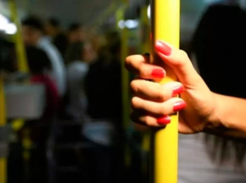STJ mantém dano moral em assédio sexual em transporte coletivo